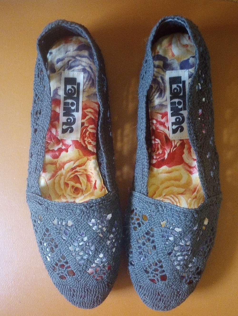 LIKE NEW Latinas Neutral Black Lace-Look Fabric Flat Shoes, Size 7M